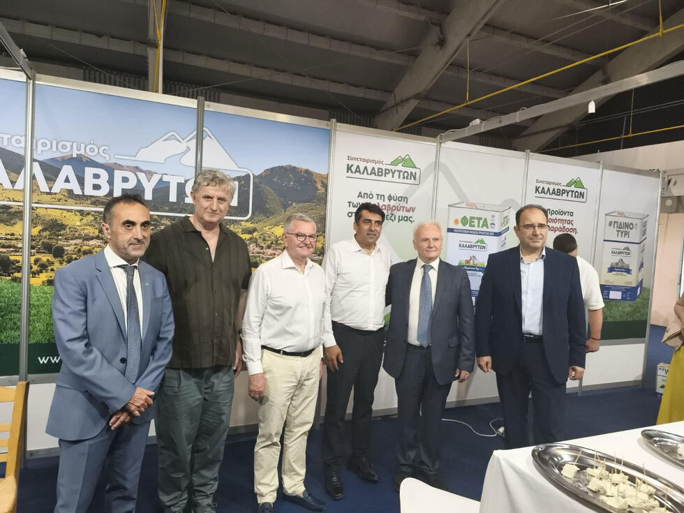 Ο Πρόεδρος κ. Π.Σατολιάς του ΣυνεΟ Πρόεδρος του Συνεταιρισμού ΚΑΛΑΒΡΥΤΩΝ κ. Π.Σατολιάς με τον Υφυπουργό Αγροτικής Ανάπτυξης & Τροφίμων κ.Γ. Ανδριανό και με τον κ. Κ. Λάτση, Γεν.Διευθυντή του Συνεταιρισμού στην 1η Έκθεση 'Agro Food & Drinkταιρισμού ΚΑΛΑΒΡΥΤΩΝ στα εγκαίνια της 1ης Έκθεση